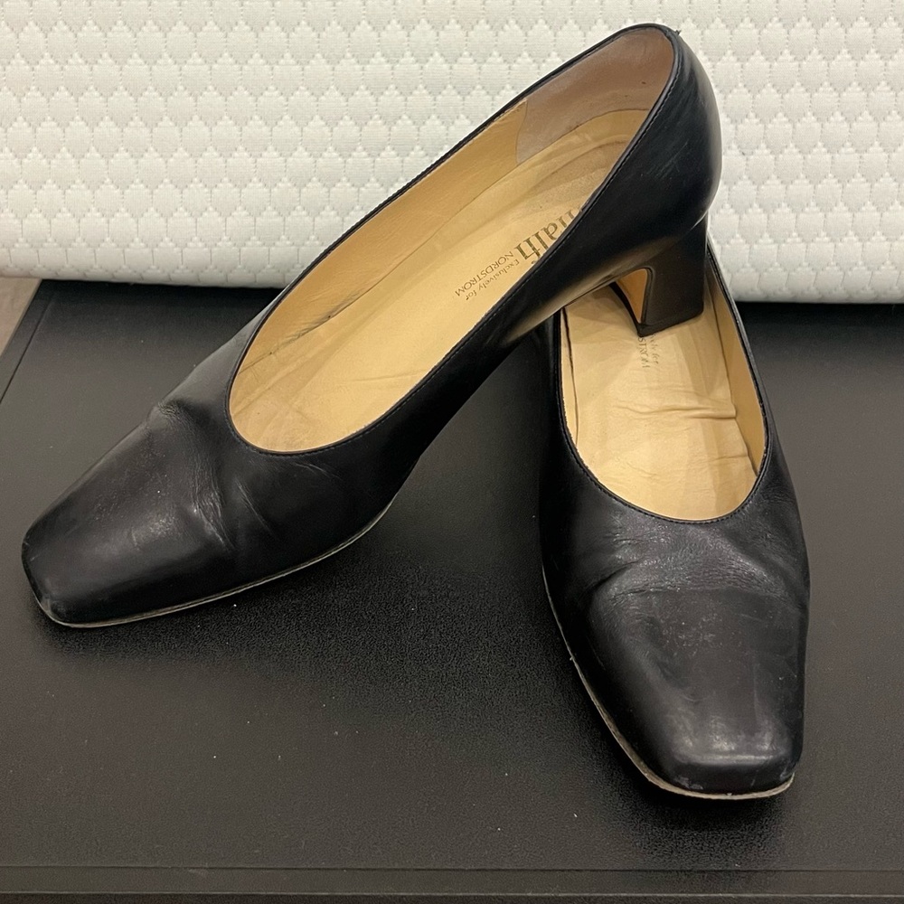 Amalfi Classic Black Leather Pumps - Size 5.5